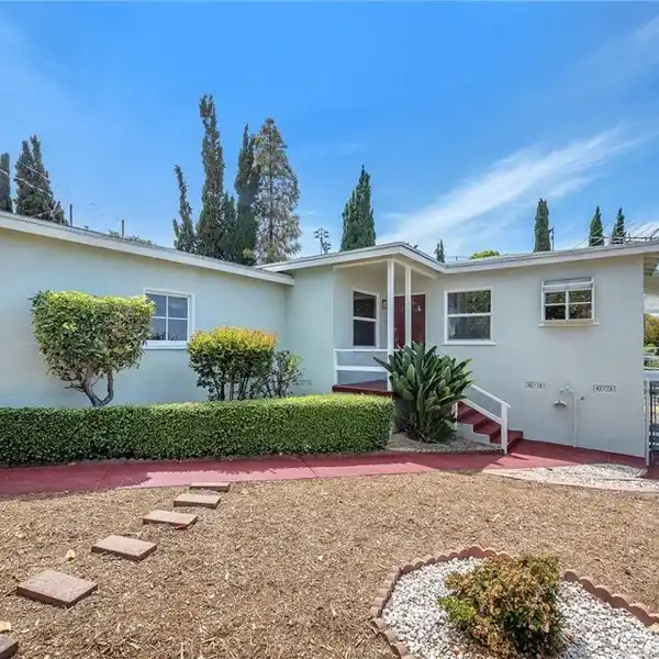 PEACEFUL CUL-DE-SAC LIVING WITH EXPANSIVE DOWNTOWN VIEWS