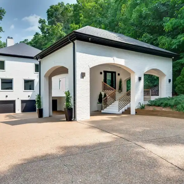 SHOW-STOPPING CONTEMPORARY RESIDENCE