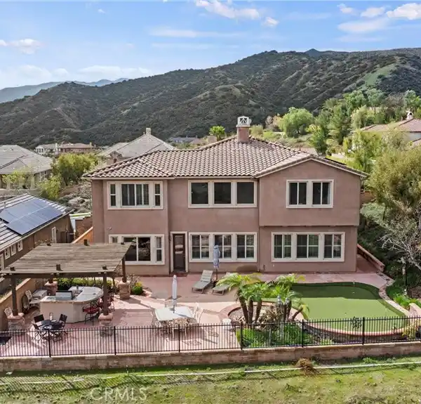 EXTRAORDINARY RESIDENCE WITHIN PRESTIGIOUS GUARD-GATED COMMUNITY
