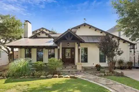 Cul-De-Sac Gem with Cathedral Warmth