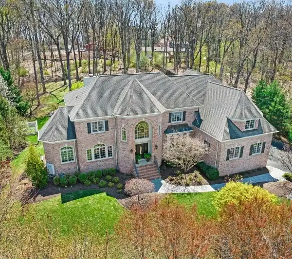 UNPARALLELED LUXURY AND REFINED LIVING