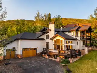 Mountain Lifestyle with Modern Convenience