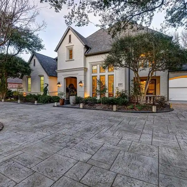 STATELY HOME ON THE MOST DESIRABLE LOT IN OAKDALE