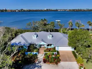 Postcard-Like Setting in a Prominent Neighborhood