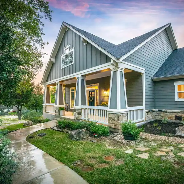 CRAFTSMAN-STYLE HOME IN AN IDEAL LOCATION