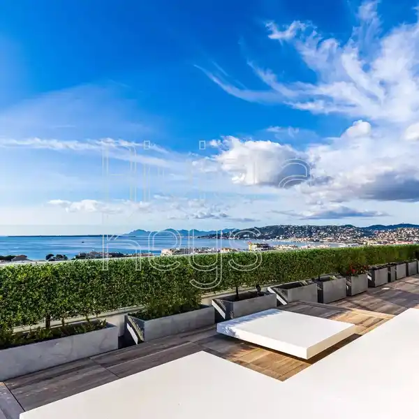 PENTHOUSE APARTMENT WITH PANORAMIC SEA VIEWS