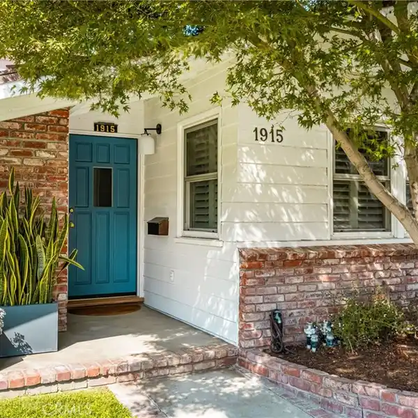 CHARMING RESIDENCE BLENDING STYLE, COMFORT, AND FUNCTIONALITY