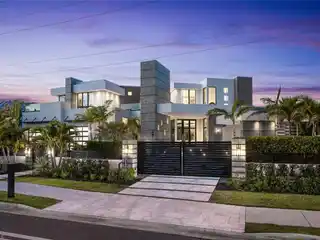 Extraordinary Sanctuary in Coveted Naples Community