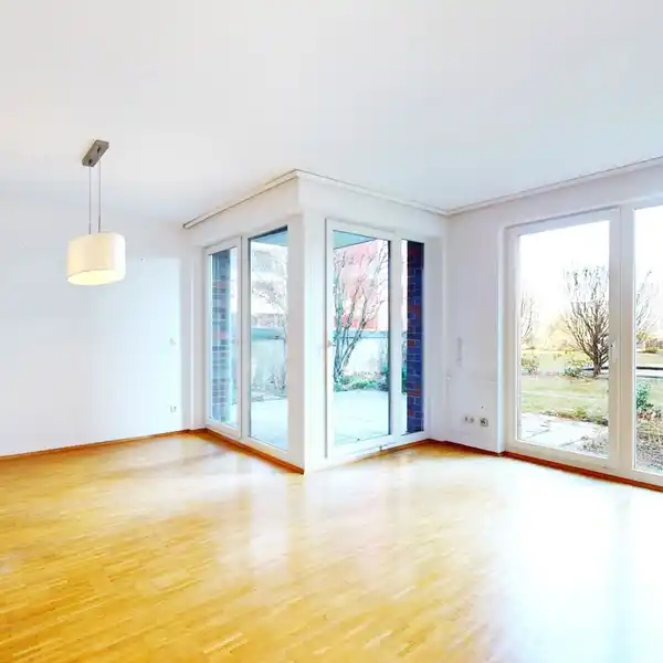 CHARMING FOUR-ROOM APARTMENT WITH GARDEN