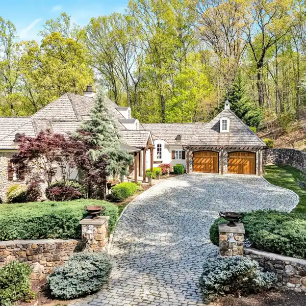 STATELY RANCH WITH STUNNING VIEWS