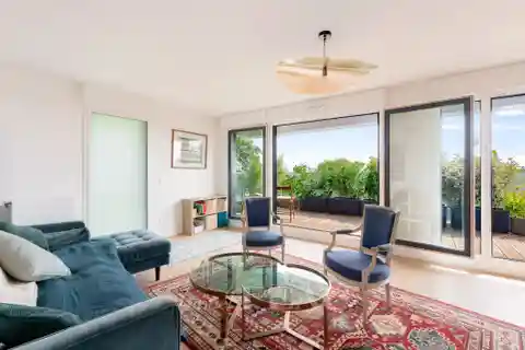 Bright Contemporary Flat with Iconic Outlook