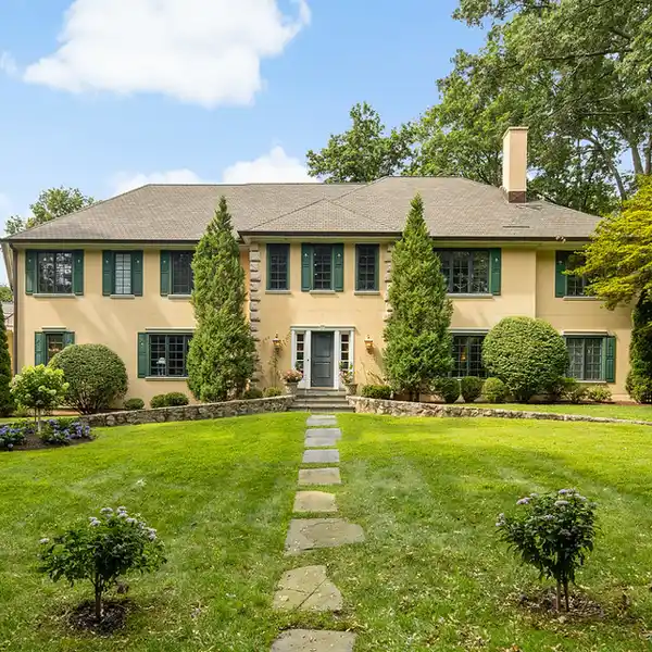 TIMELESS ELEGANCE IN PRESTIGIOUS SASQUA HILLS