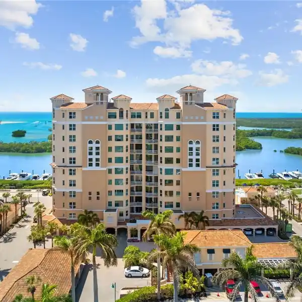 WATERFRONT END-UNIT RETREAT