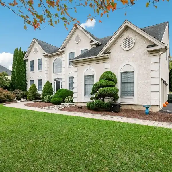 COLONIAL ELEGANCE WITH POOLSIDE ENTERTAINING OASIS