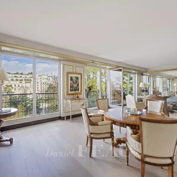 ELEGANT FOCH RESIDENCE WITH DOUBLE RECEPTION ROOM