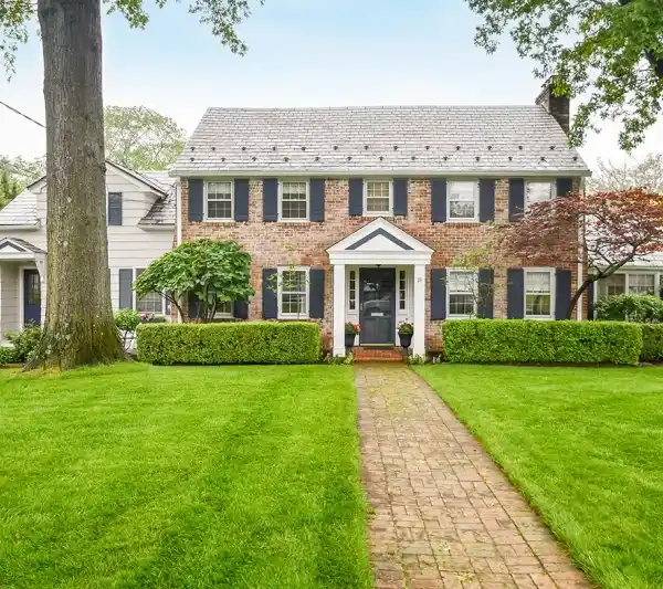 ELEGANT GEORGIAN COLONIAL ON EXPANSIVE PARK-LIKE ACRE