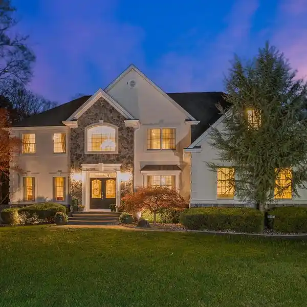 CONTEMPORARY LIVING ON A PRIVATE WOODED ACRE