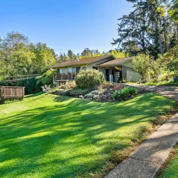 UNIQUE UPCOUNTRY MAUI COTTAGE