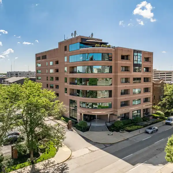 ELEGANT CORNER CONDO IN DOWNTOWN INDY
