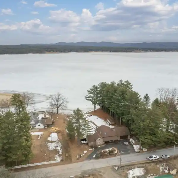 STUNNING LAKESIDE HOME ON THE GREAT SACANDAGA
