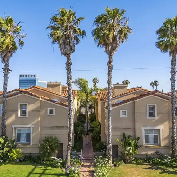 BRIGHT END-UNIT CONTEMPORARY MEDITERRANEAN TOWNHOUSE