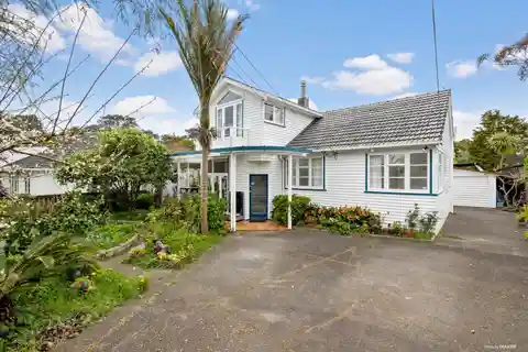 Classic Bungalow on a Gardener’s Paradise