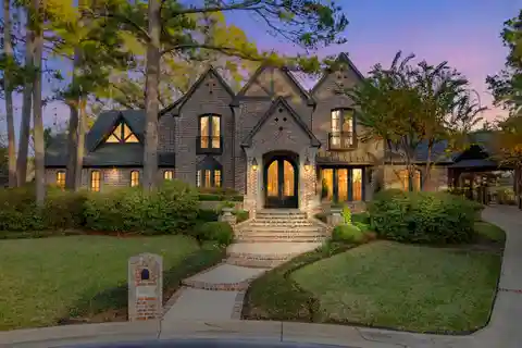 Stunning Estate in Prestigious Hollytree West