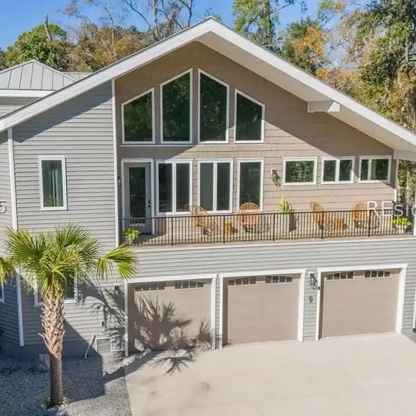 STUNNING CUSTOM-BUILT OPEN PLAN HOME