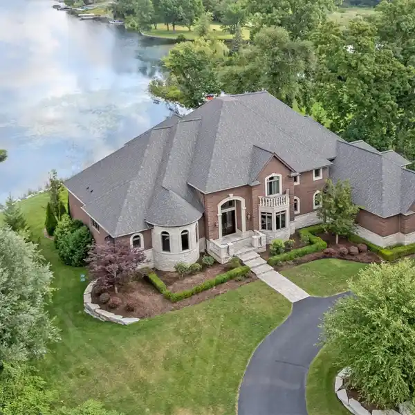 BUILDER’S OWN MASTERPIECE ON FOREST LAKE