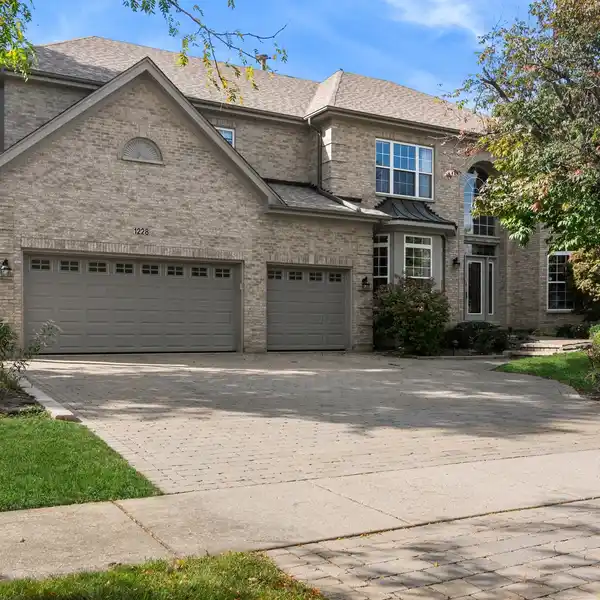 PEREGRINE LAKE ELEGANCE WITH SCENIC VIEWS