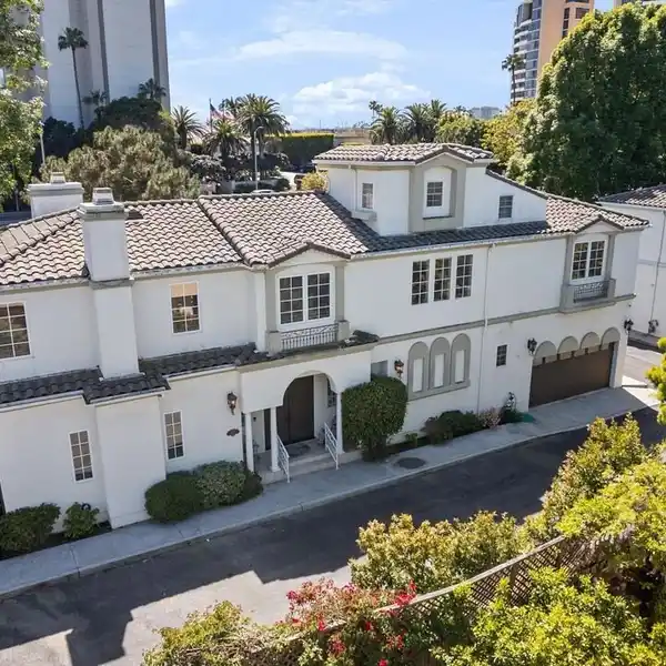 PRIVACY AND LUXURY IN AN EXCLUSIVE GATED ENCLAVE