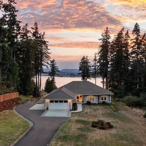 COASTAL BEAUTY MEETS THOUGHTFUL DESIGN