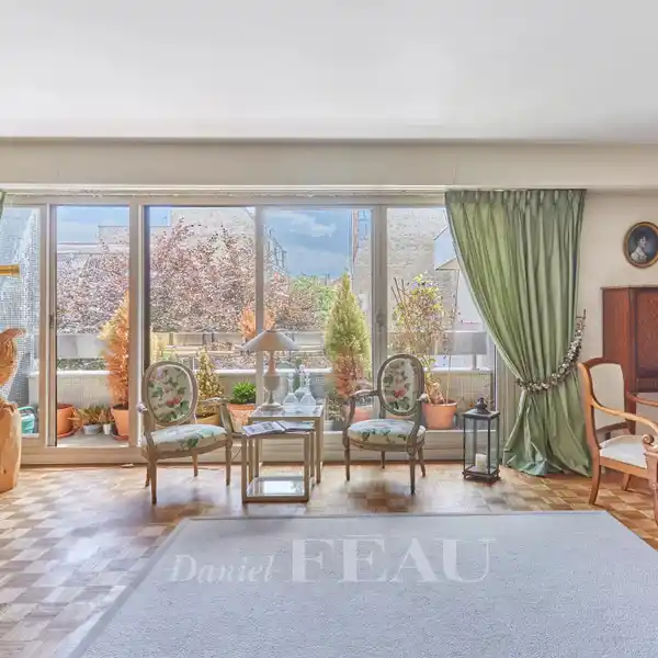 GARDEN-VIEW APARTMENT IN A LUXURIOUS NEWER BUILDING