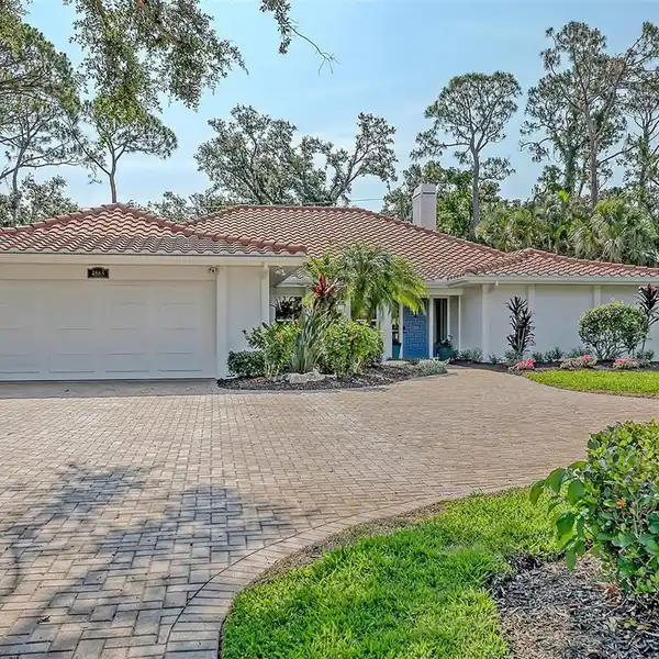 SOPHISTICATED HOME WITH EXPANSIVE SCREENED LANAI