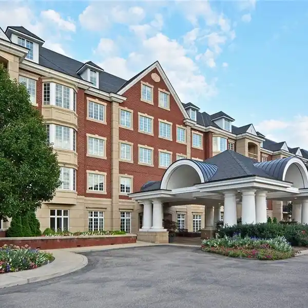 LUXURY LIVING AT CHAPEL POINTE