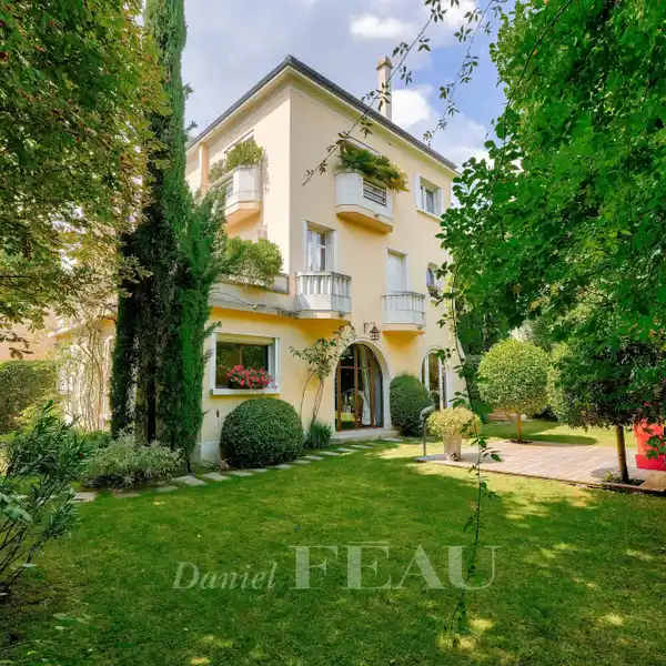 BEAUTIFUL HOME IN A GREEN SETTING