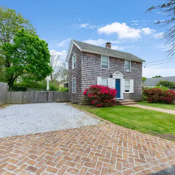 CHARMING COTTAGE IN QUIET SOUTHAMPTON VILLAGE SETTING