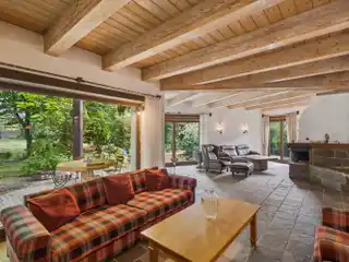 High-Quality Residence with Classic Country Home Architecture