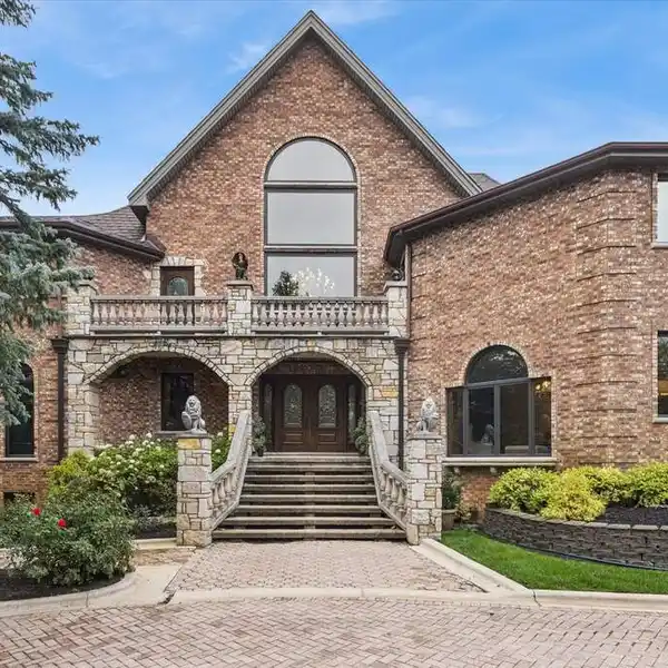 GATED LEMONT ESTATE WITH POOL AND GUEST WING