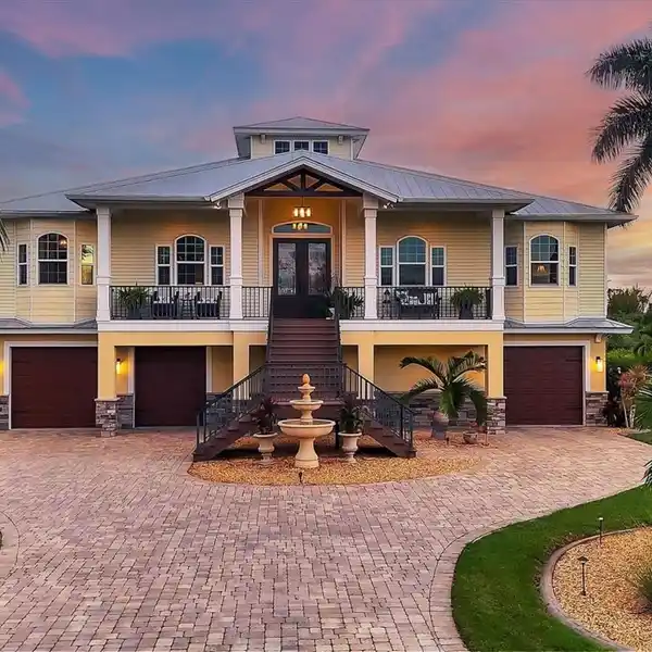 EXECUTIVE RETREAT IN EXCLUSIVE HIDDEN WATERS