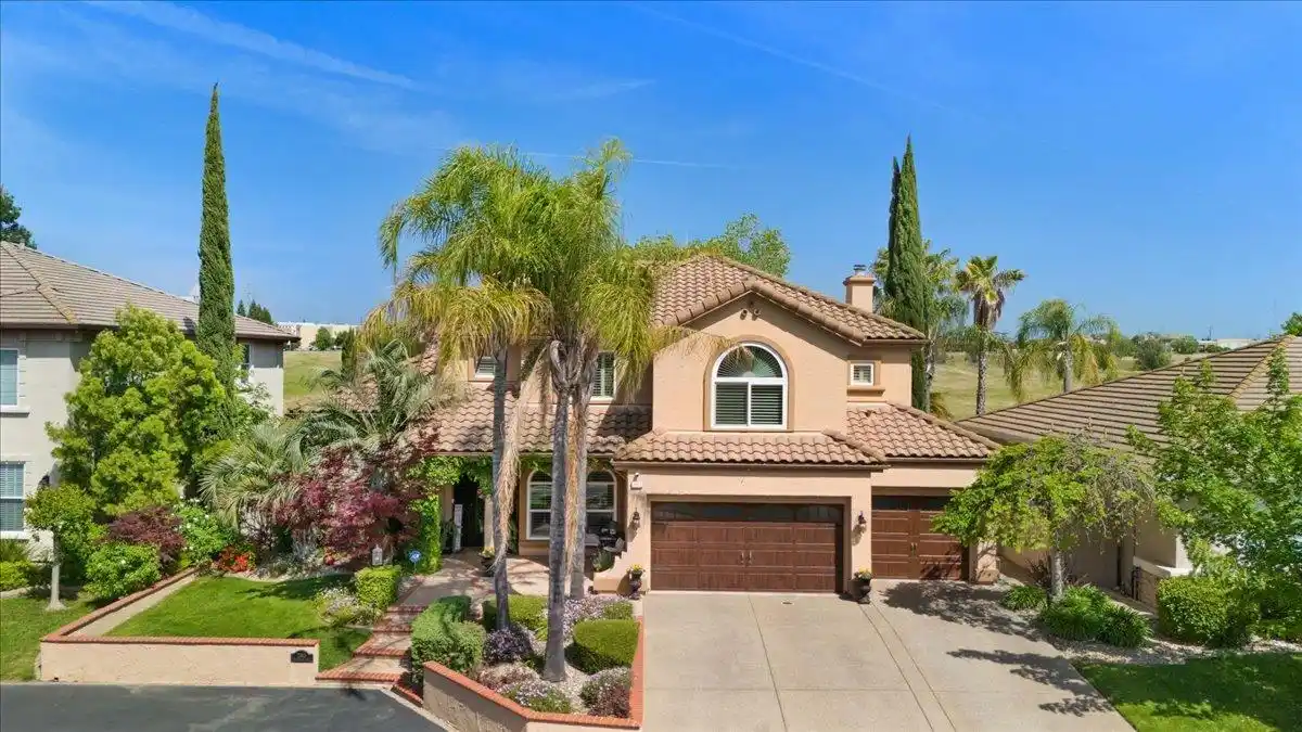 Executive-style Residence in Heritage at Diamond Oaks
