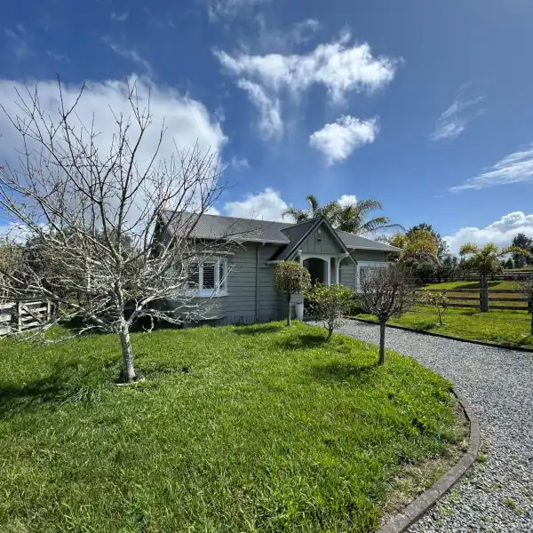 RENOVATED BUNGALOW WITH PADDOCKS AND TIMELESS CHARM