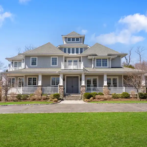 LUXURIOUS COASTAL LIVING IN SHIPPAN POINT