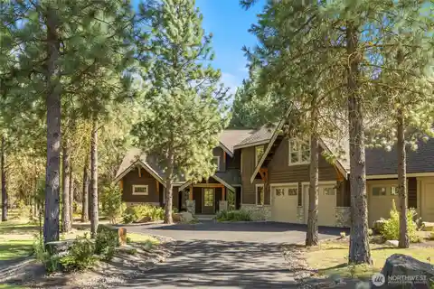 Four-Season Golf Course Retreat