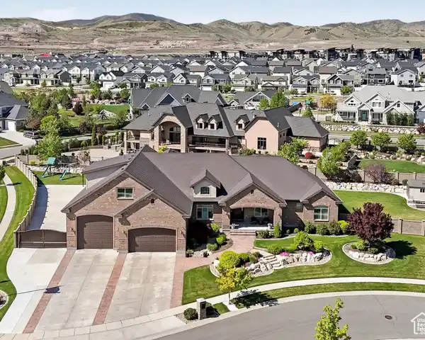 EXQUISITE LUXURY HOME ON A SPRAWLING ESTATE LOT