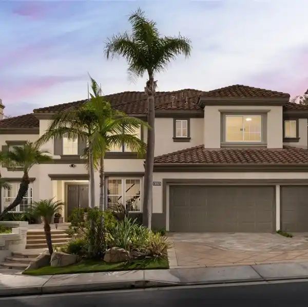 RESORT-STYLE LUXURY WITH PANORAMIC HILLTOP VIEWS