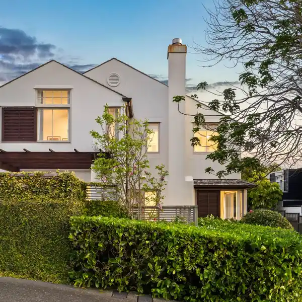 IMPRESSIVE TWO-LEVEL RESIDENCE DESIGNED BY AWARD WINNING ARCHITECTS