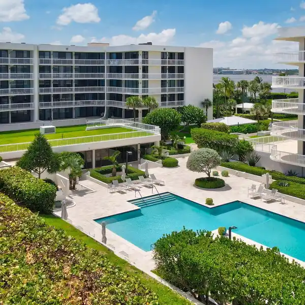 SPACIOUS TOP-FLOOR UNIT WITH EXPANSIVE VIEWS