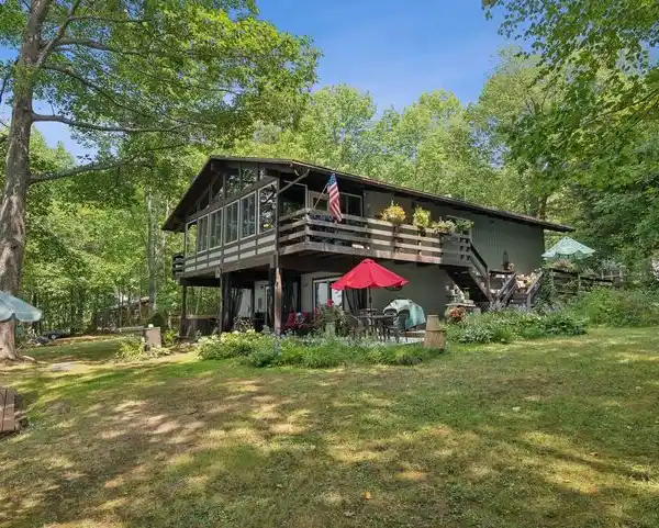 YEAR-ROUND LAKEFRONT RETREAT