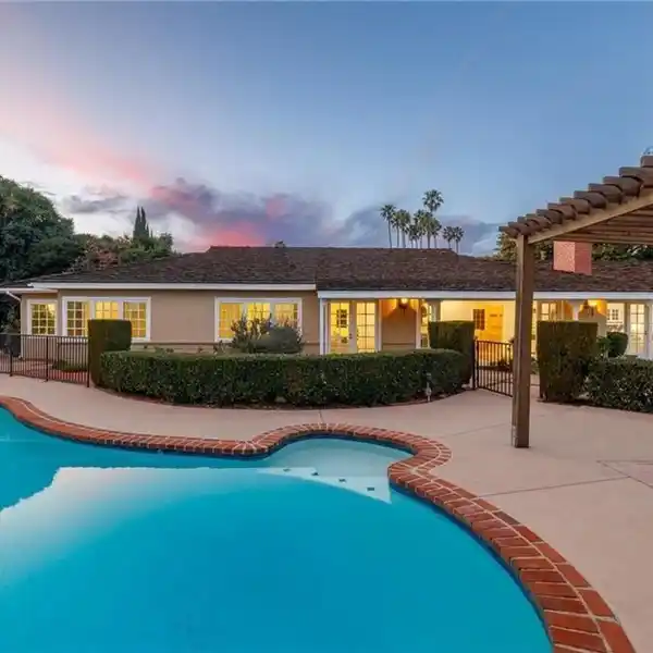 PRIVATE OASIS WITH POOL AND GUESTHOUSE